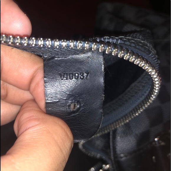 Louis Vuitton - Picture 2 of 4